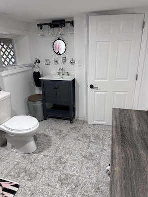 Een douche, handdoeken, zeep, toiletpapier