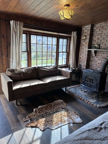 Lakefront Cabin Style Oasis 