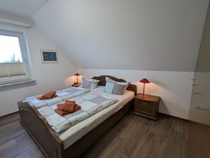 2 bedrooms, iron/ironing board, WiFi