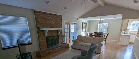 Smart TV y chimenea