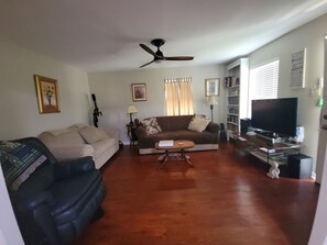 Una Smart TV, un reproductor de DVD, libros, una biblioteca de música