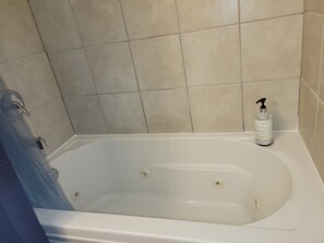 Bañera de hidromasaje, secador de pelo, toallas, jabón