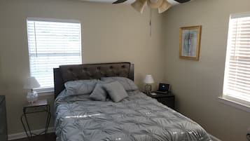 2 slaapkamers, een bureau, een strijkplank/strijkijzer, reisbedje