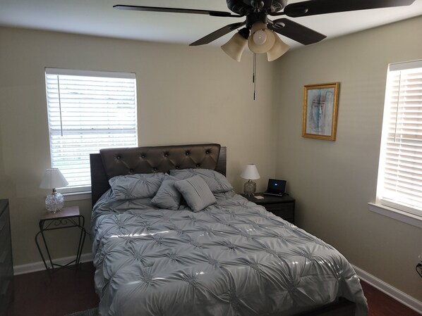 2 dormitorios, escritorio, tabla de planchar con plancha y cuna de viaje