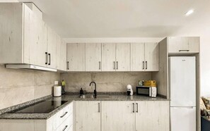 Kühlschrank, Mikrowelle, Herdplatte, Geschirrspüler