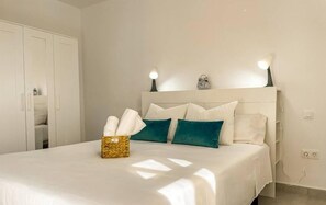 3 chambres, fer et planche à repasser, lit de bébé portatif