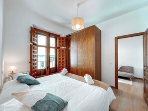 3 slaapkamers, een strijkplank/strijkijzer, wifi, beddengoed