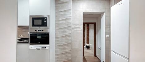 Réfrigérateur, four à micro-ondes, un four, surface de cuisson