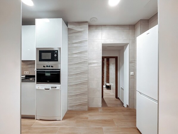 Refrigerador, microondas, horno y parrilla de estufa 