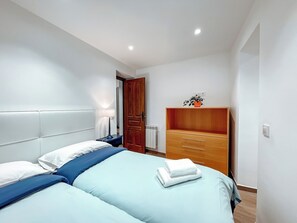 3 habitaciones, tabla de planchar con plancha, wifi y ropa de cama 