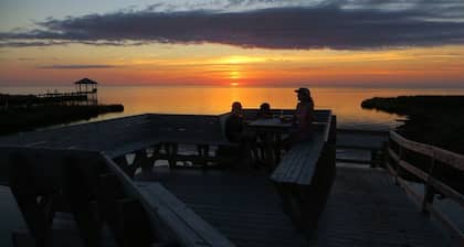 Soundfront Sunsets with Private Dock, Kayaks, Large Pool, Hot Tub, Guesthouse