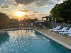 Outdoor pool - Soundfront Sunsets with Private Dock, Kayaks, Large Pool, Hot Tub, Guesthouse (Salvo)