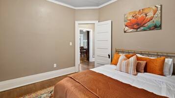 3 habitaciones, tabla de planchar con plancha, wifi y ropa de cama