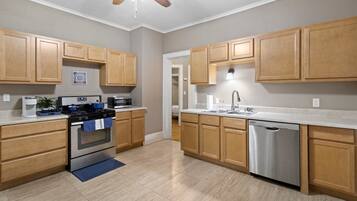 Microondas, horno, parrilla de estufa y lavavajillas