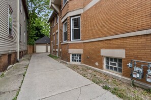 Exterior - Spacious 3br - w/ Garage (Milwaukee)