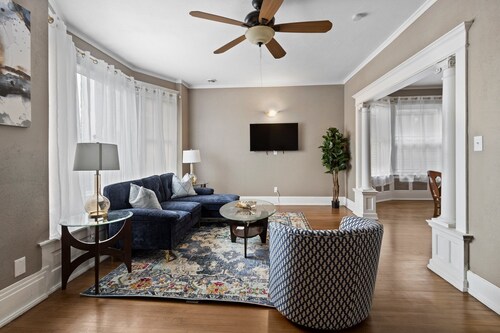 Spacious 3br - w/ Garage