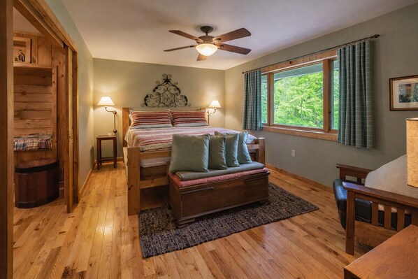 5 bedrooms, desk, iron/ironing board, free WiFi - Heartland Lodge: Multi-fam cabin in Hocking Hills (Logan)