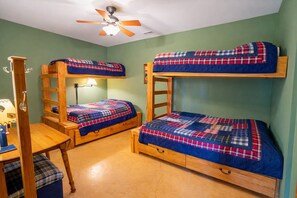 5 Schlafzimmer, Schreibtisch, Bügeleisen/Bügelbrett, kostenloses WLAN