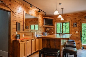 Interior - Heartland Lodge: 5BR/3BA Hocking Hills – Budget Friendly: Pool Table & Hot Tub (Logan)