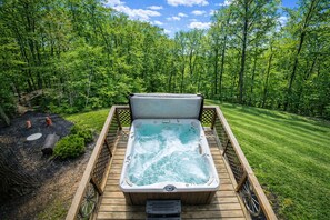 Outdoor spa tub - Heartland Lodge: Multi-fam cabin in Hocking Hills (Logan)