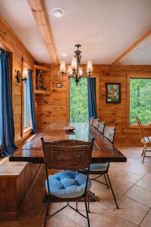 Dining - Heartland Lodge: 5BR/3BA Hocking Hills – Budget Friendly: Pool Table & Hot Tub (Logan)