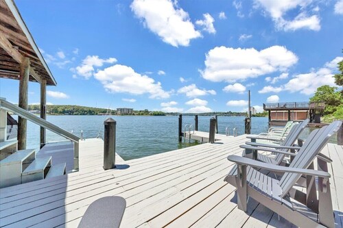 Private Dock, Hot tub, Upper and Lower level porches