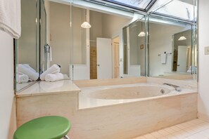 Shower, towels - Cozy condo in Big Canoe! - Misty Ridge (Jasper)