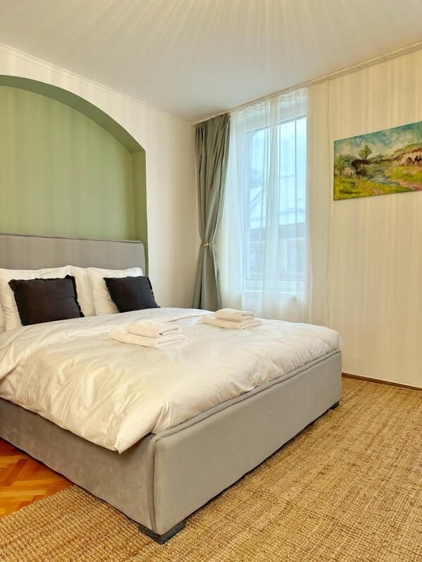 1 dormitori, planxa i posts de planxar, wifi i roba de llit 