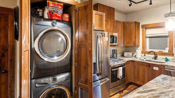 Køleskab, mikrobølgeovn, ovn, kogeplade