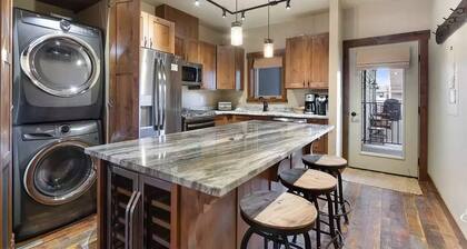 2 Bedroom/2 Bathroom Condo with Private Hot Tub, Fire Pit & Large Outdoor Space