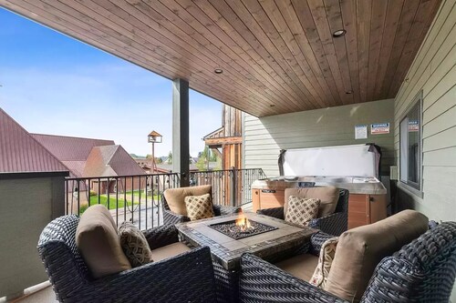 2 Bedroom/2 Bathroom Condo with Private Hot Tub, Fire Pit & Large Outdoor Space