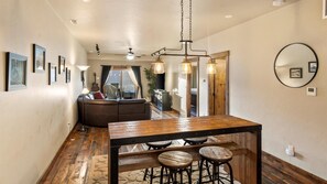 Smart TV, chimenea y libros