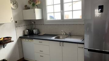 Frigorífico, microondas, horno y lavavajillas