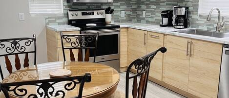 Réfrigérateur, micro-ondes, four, plaque de cuisson