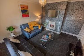 House | Living area | Fireplace - 3bed House in Stockton-on-tees- Free Wifi, Parking (Stockton-on-Tees)