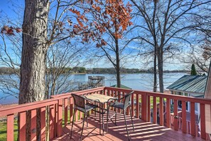 Terrace/patio - Bear Creek Lodge by Avantstay Lakefront + Dock (Mooresville)