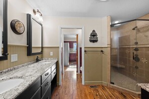 Interior - Bear Creek Lodge by Avantstay Lakefront + Dock (Mooresville)