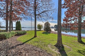 Property grounds - Bear Creek Lodge by Avantstay Lakefront + Dock (Mooresville)