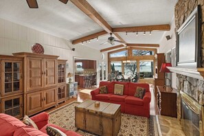 Interior - Bear Creek Lodge by Avantstay Lakefront + Dock (Mooresville)