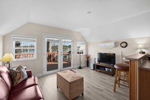 Interior - Bear Creek Lodge by Avantstay Lakefront + Dock (Mooresville)