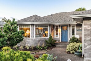 Front of property - Truly a Treasure by Avantstay Walk to Beach, Patio (Manzanita)