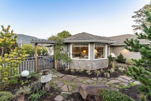 Interior - Truly a Treasure by Avantstay Walk to Beach, Patio (Manzanita)