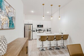 Fridge, microwave, oven, stovetop - Contemporary townhouse with lanai, private pool, AC, & washer/dryer (Davenport)