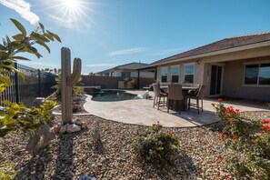 Outdoor dining - Heated Pool with Hot tub near Lake and Champion Golf Course (Goodyear)