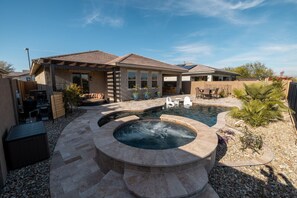 A heated pool - Heated Pool with Hot tub near Lake and Champion Golf Course (Goodyear)