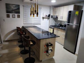 Réfrigérateur, four à micro-ondes, un four, surface de cuisson