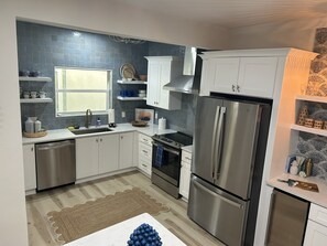 Kylskåp, mikrovågsugn, ugn och spishäll