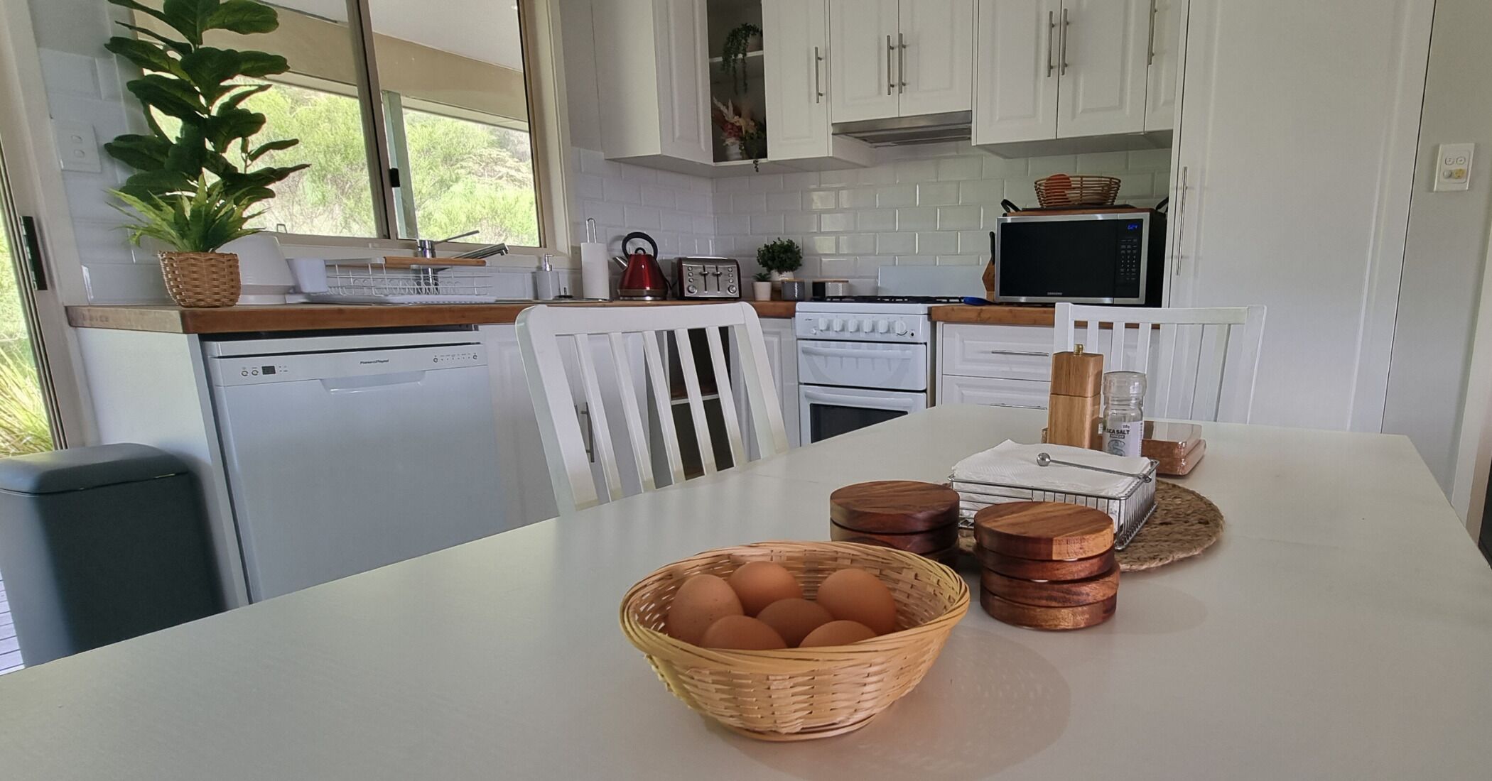 Køleskab, mikrobølgeovn, ovn, kogeplade