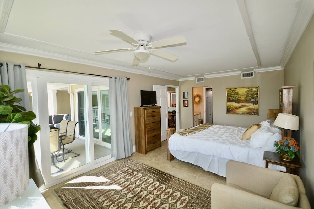 Petfriendly beach villa on Seabrook Island! Across street from pool