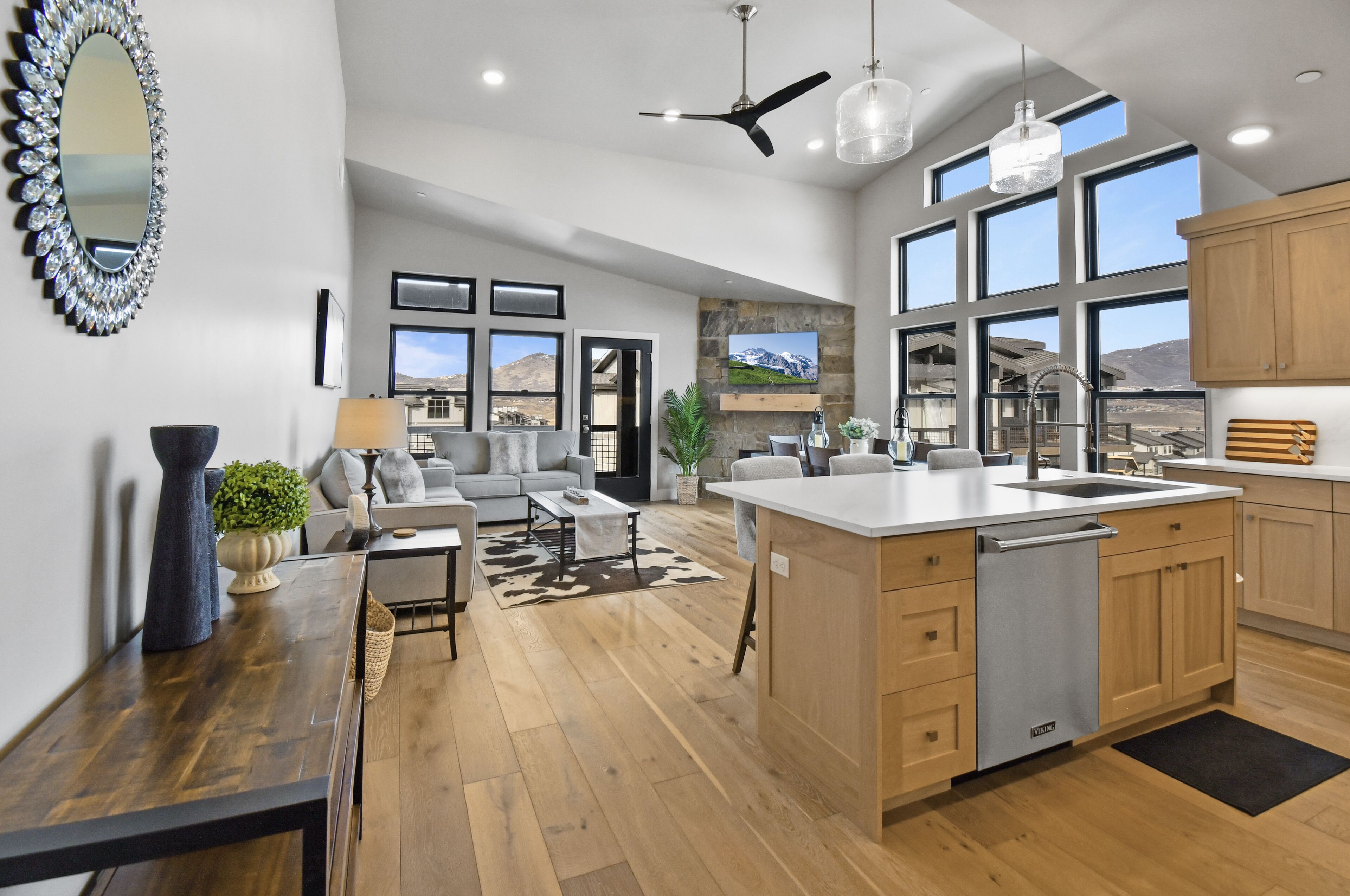 Gorgeous Views | 3BD | Top Floor | Lake Access